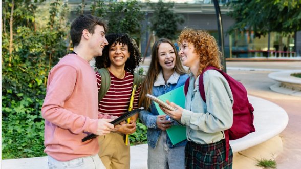 أفضل تطبيق لتعلّم الإنجليزية من خلال محادثات يومية مترجمة